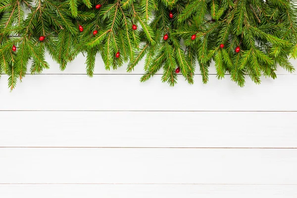 Weihnachtlicher Hintergrund. Tanne auf weißem Holzbrett Hintergrund, Kopierraum — Stockfoto