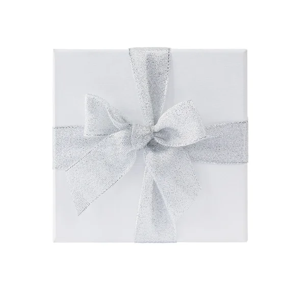 Біла подарункова коробка зі срібною стрічкою ізольована над білим — стокове фото