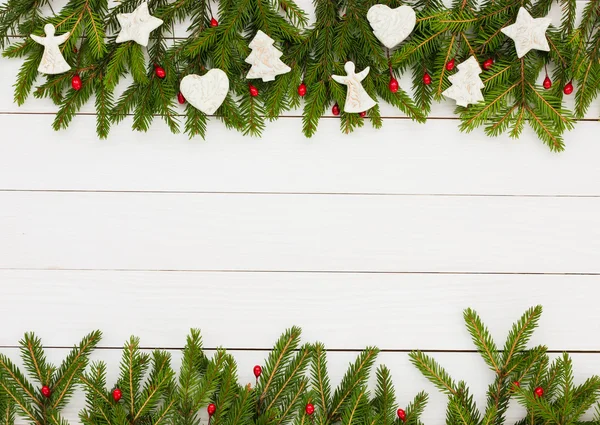 Weihnachtlicher Hintergrund. Tanne mit Dekoration auf weißem Holzbretthintergrund, Kopierraum — Stockfoto