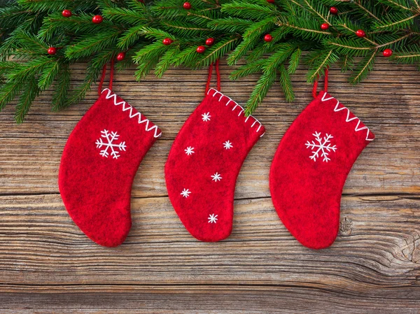 Abeto de Navidad y calcetines rojos . — Foto de Stock