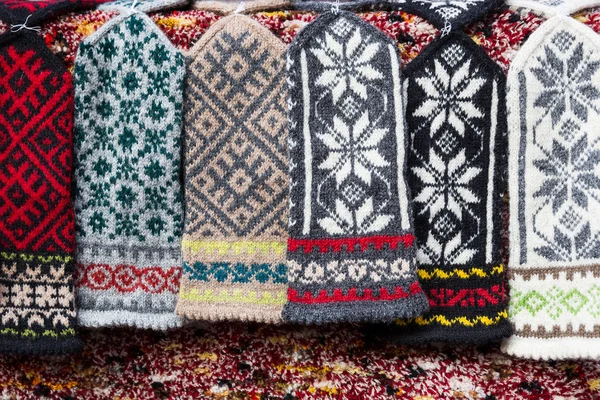 Mitaines en laine tricotées colorées sur le marché de la vente — Photo