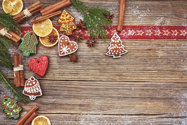 Weihnachtlicher Hintergrund. hausgemachte Lebkuchen, Zimt, Weihnachtsbaum auf altem Holzgrund. getönter, weicher Fokus, Kopierraum — Stockfoto