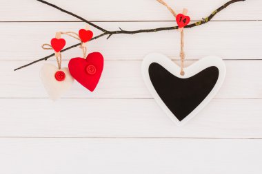 Beyaz ahşap arka plan üzerinde renkli kalpler. Kopya alanı, Sevgililer günü arka plan