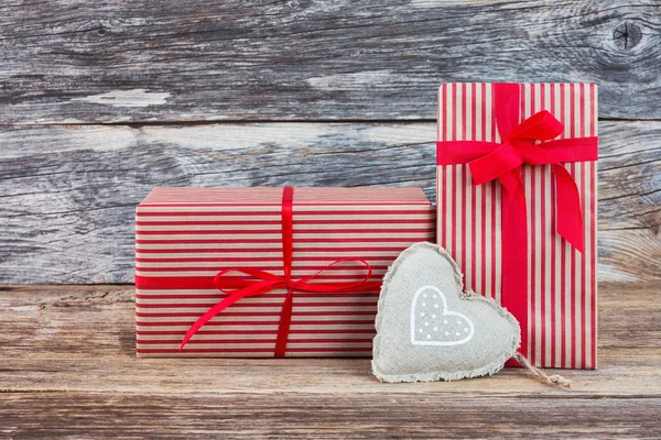Valentin-napi ajándékok a fa háttér szívvel. Tónusú, lágy fókusz, másol hely — Stock Fotó