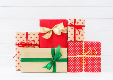 Hediye kutuları Beyaz ahşap zemin üzerinde sarılı. Kopya alanı