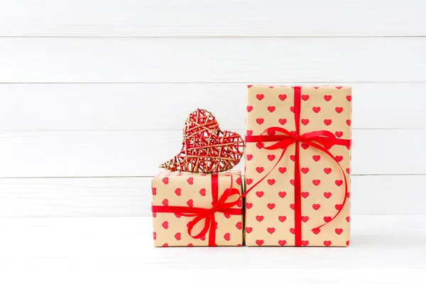 Envuelto cajas de regalos y corazón rojo sobre fondo de madera blanca. Copiar espacio —  Fotos de Stock