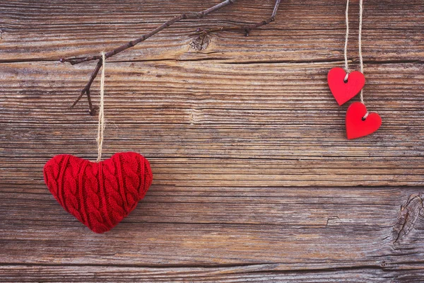 Φόντο ημέρα του Αγίου Βαλεντίνου. Κόκκινες καρδιές σε ξύλινα φόντο. Ήπια, μαλακή εστίαση, αντίγραφο χώρου — Φωτογραφία Αρχείου