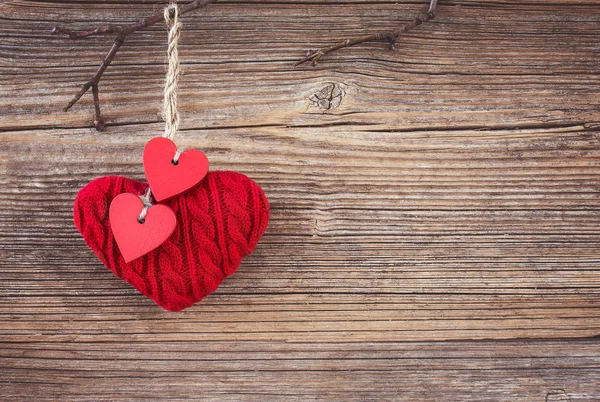 Valentijnsdag rode harten op houten achtergrond. Ruimte afgezwakt, kopiëren — Stockfoto