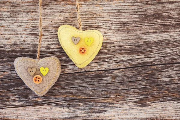 Kleurrijke harten op houten achtergrond. De dag van Valentijnskaarten achtergrond. Afgezwakt, ruimte, vintage stijl kopiëren — Stockfoto