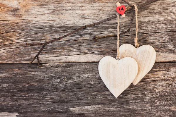 Ξύλινα καρδιές σε ξύλινα φόντο. Διάστημα αντίγραφο, μαλακή εστίαση, τονισμένα, vintage στυλ — Φωτογραφία Αρχείου