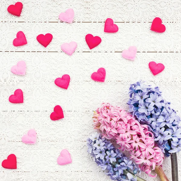 Fondo del Día de San Valentín con Corazones y flores . —  Fotos de Stock