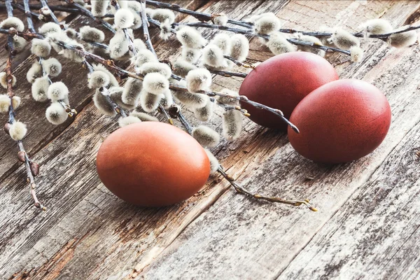 Huevos de Pascua y sauce sobre fondo de madera. Tonificado, enfoque suave, espacio de copia —  Fotos de Stock
