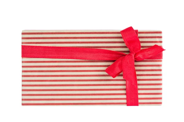 Caja de regalo envuelta con cinta roja aislada sobre blanco —  Fotos de Stock