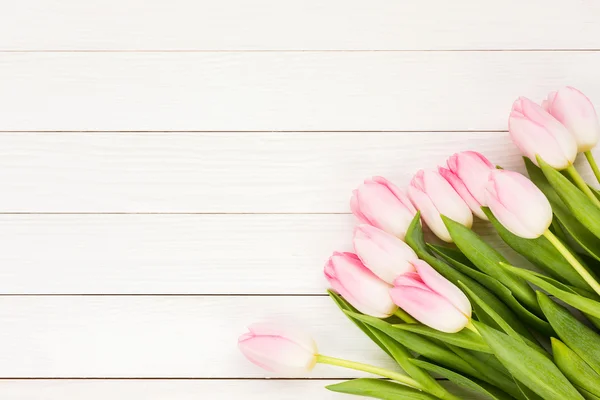 Bouquet de tulipes roses sur fond de bois blanc. Vue du dessus — Photo