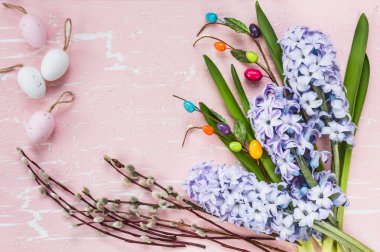 Çiçekler ve dekoratif yumurta Paskalya arka plan. Üstten Görünüm