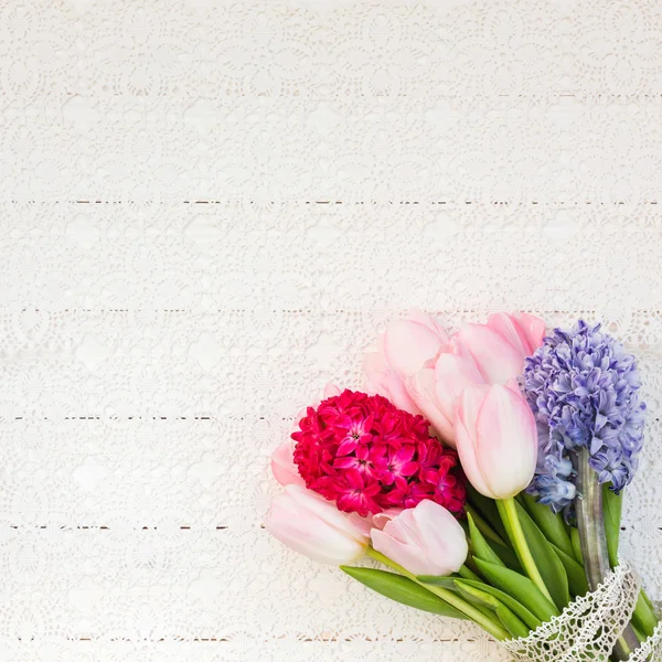 Strauß Frühlingsblumen auf weißer Tischdecke. Ansicht von oben — Stockfoto