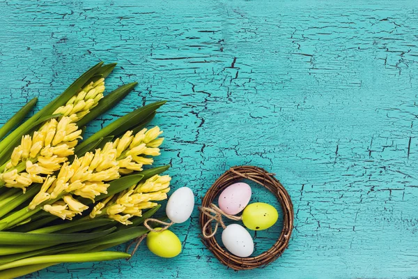 Ovos de Páscoa e buquê de jacintos amarelos composição de Páscoa. Vista superior — Fotografia de Stock