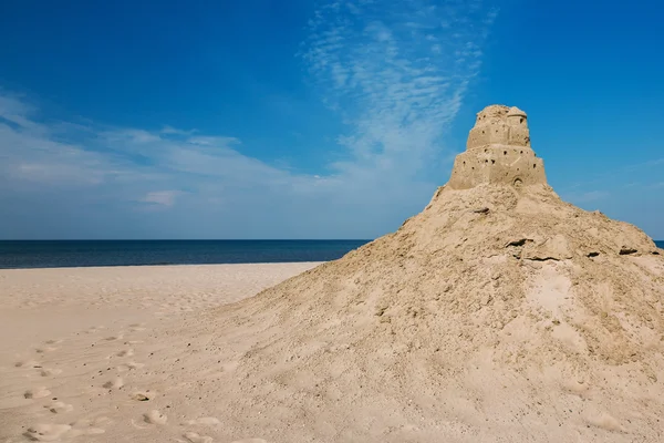 Zandkasteel op het strand. Ruïnes, kust — Stockfoto