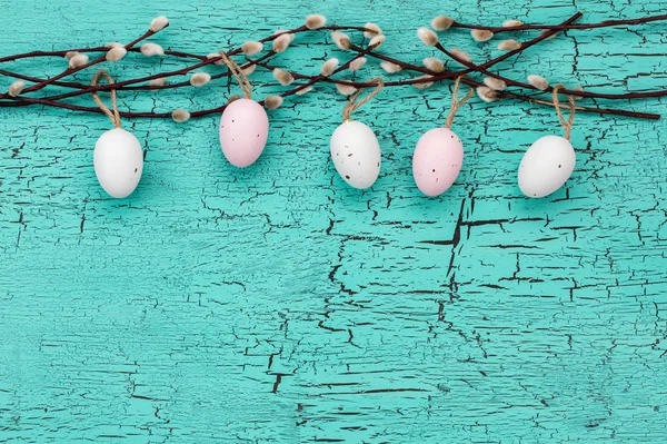 Fondo de Pascua con huevos decorativos y rama de sauce. Vista superior — Foto de Stock