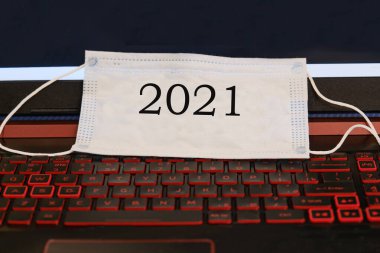 Bu üzerinde 2021 yazan bir maske..
