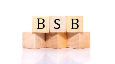 Hafif arkaplandaki tahta küplerdeki bsb sözcükleri