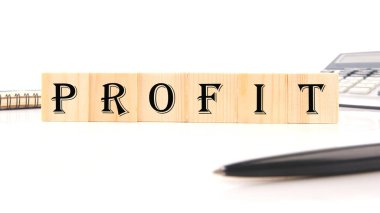 Yazı tahtadan küplerin üzerine geldi. Yanında bir hesap makinesi, kalem, not defteri var..