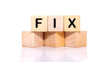 Çizgili beyaz arkaplandaki küplere konsept sözcük FIX.