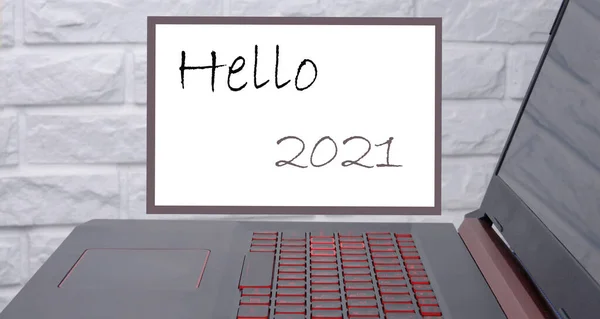 Hallo 2021 tekst op magneetbord op witte bakstenen ondergrond. — Stockfoto