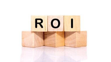 Yatırımdan kazanç, ROI. ROI sözcüğünü oluşturan alfabeli bir kübik ahşap blok. İzole edilmiş