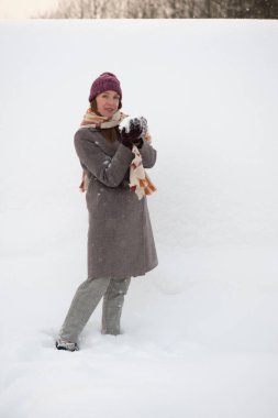 Kışın açık havada, kar altında çekici bir genç kadın..