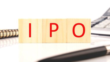 Kalem, hesap makinesi, not defteri, konsept, düzen, kopyalama alanı yakınındaki beyaz arkaplanda tahta küplere halka arz sözcüğü