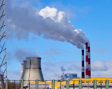 Zararlı dumanı olan bir baca. Ekoloji. Çevre koruma.