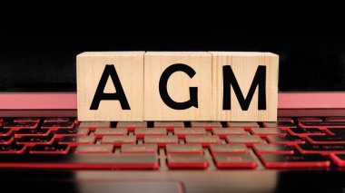 AGM Yıllık Genel Toplantısı. Ahşap küplerin kısaltması. İş konsepti