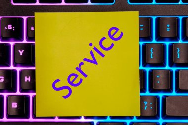 SERVICE sarı etikete kazınmış metin sözcükleri