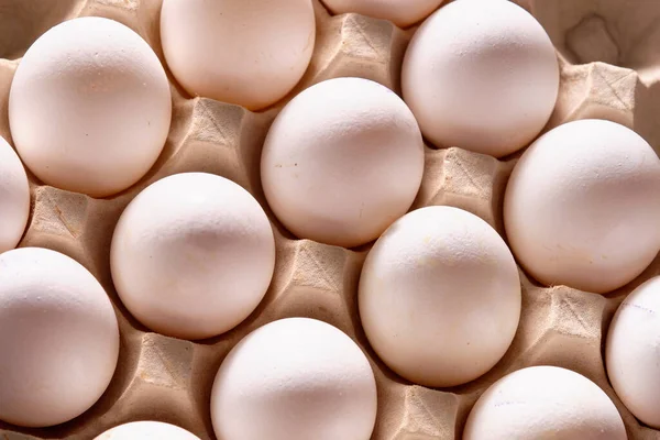 Куриные белые свежие сырые яйца в контейнере для яиц. Ингредиенты для приготовления пищи. Здоровое питание это концепция — стоковое фото