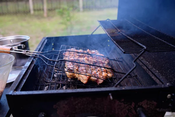 バーベキューの石炭のグリルで肉を調理します。 — ストック写真