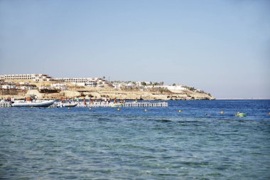 Plaj mevsiminde otelin bölgesindeki deniz manzarası