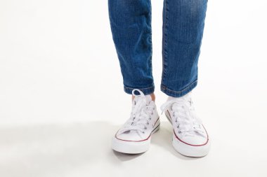 Trendy beyaz spor ayakkabı.