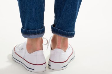 Beyaz spor ayakkabı topukları. 