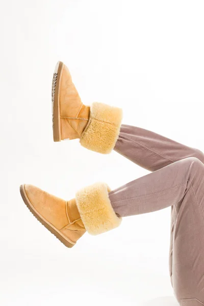 Menina em botas de inverno amarelo engraçado . — Fotografia de Stock