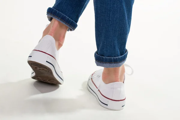 Weiße Turnschuhe aus nächster Nähe. — Stockfoto