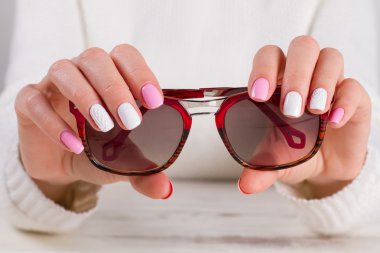 Güzel yumuşak yaz manikür.