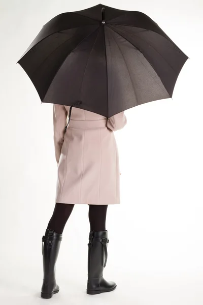 Jente i gummistøvler og paraply . – stockfoto