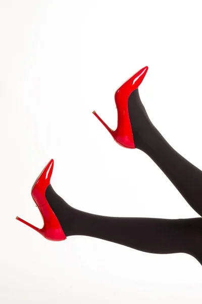 Sexy weibliche Beine in roten Schuhen. — Stockfoto