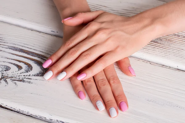 Delikatny biały i różowy manicure. — Zdjęcie stockowe