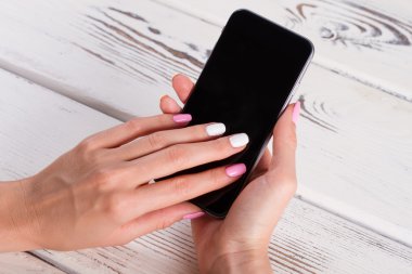 Siyah tablet tutan kadının el.