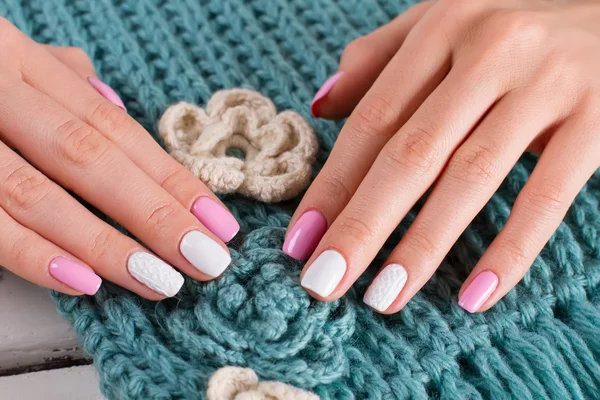 Przetargowej do manicure na tle z dzianiny. — Zdjęcie stockowe