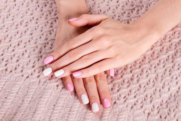Ażurowe różowy manicure. — Zdjęcie stockowe