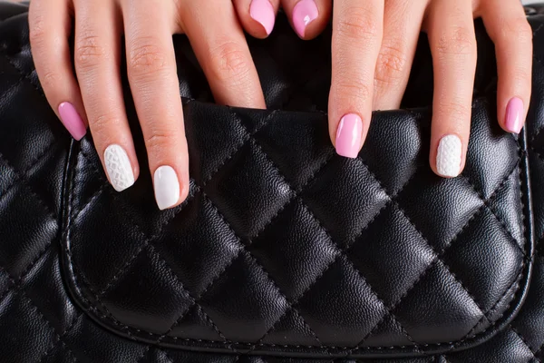 Manicura de primavera delicada con un patrón . —  Fotos de Stock