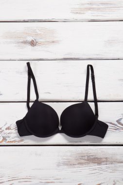 Klasik siyah sütyen.